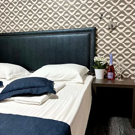 Iris Hotel 3*